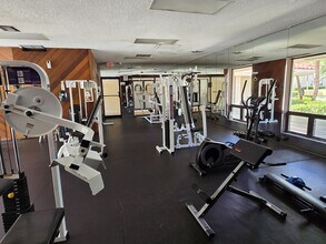 5242 NE 6th Ave, Unit D27 in Fort Lauderdale, FL - Building Photo - Building Photo