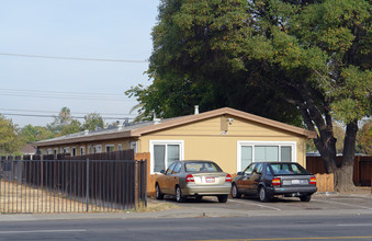 2741 Del Paso Blvd in Sacramento, CA - Foto de edificio - Building Photo