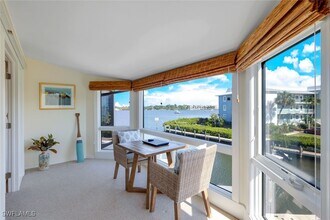 1309 Chesapeake Ave in Naples, FL - Foto de edificio - Building Photo