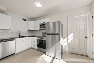 209 N Spring St in Winston-Salem, NC - Building Photo - Interior Photo