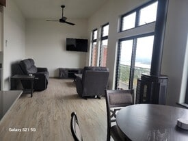 2702 Old Dufur Rd in The Dalles, OR - Building Photo