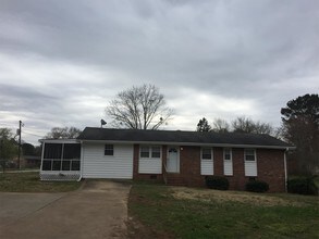1122 E Mcintosh Rd in Griffin, GA - Building Photo - Building Photo