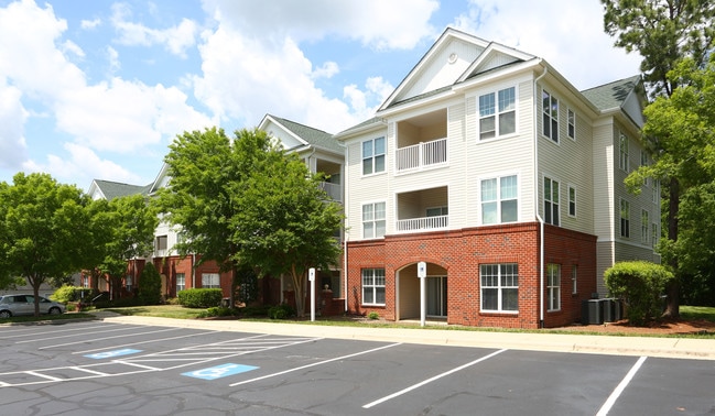 Falls Pointe at the Park Apartments in Durham, NC - Foto de edificio - Building Photo