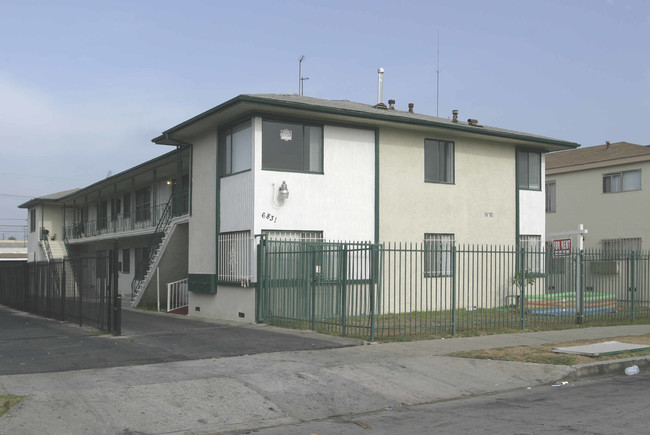 6831 11th Ave in Los Angeles, CA - Building Photo - Building Photo