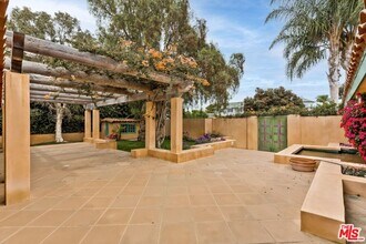 401 Alma Real Dr in Los Angeles, CA - Building Photo - Building Photo