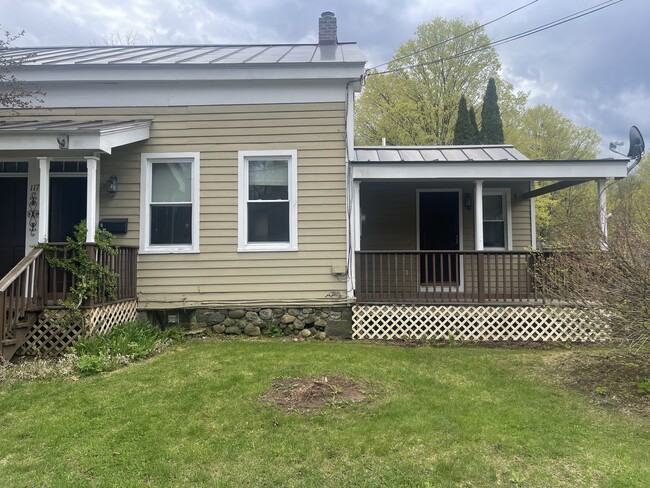 117 River St, Unit Apartment B in Warrensburg, NY - Building Photo - Building Photo