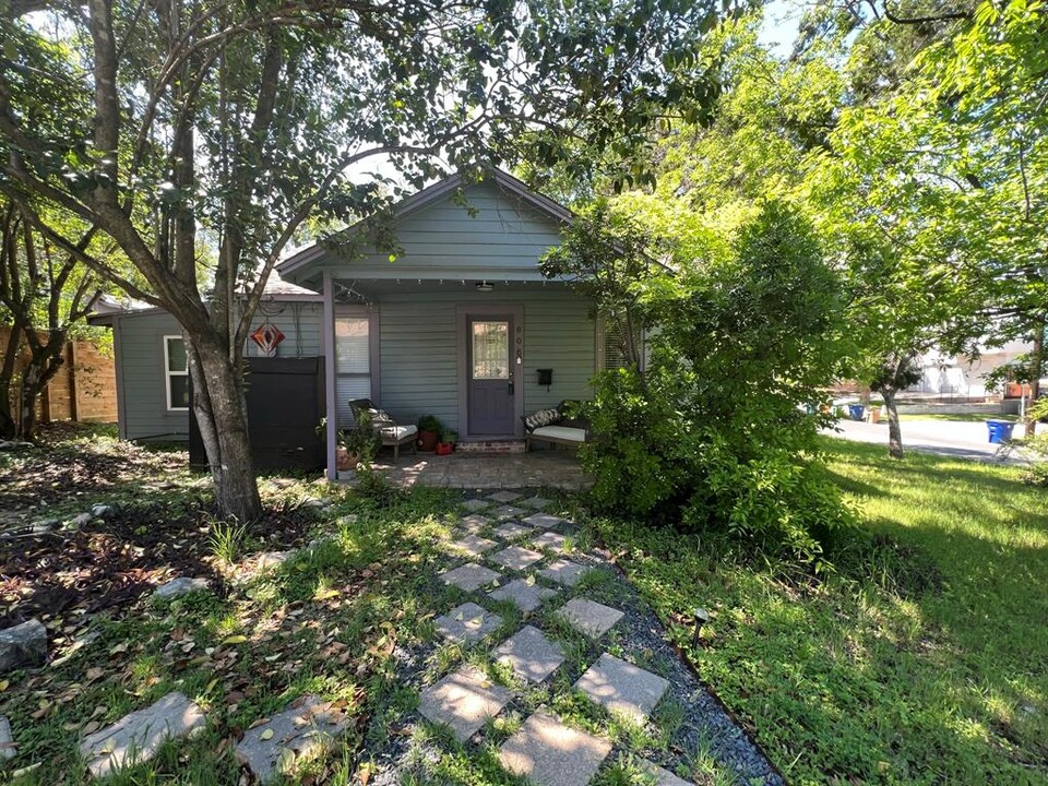 906 Possum Trot St in Austin, TX - Building Photo