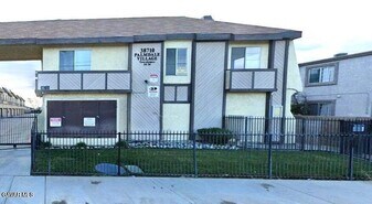 38710 10th St E in Palmdale, CA - Building Photo