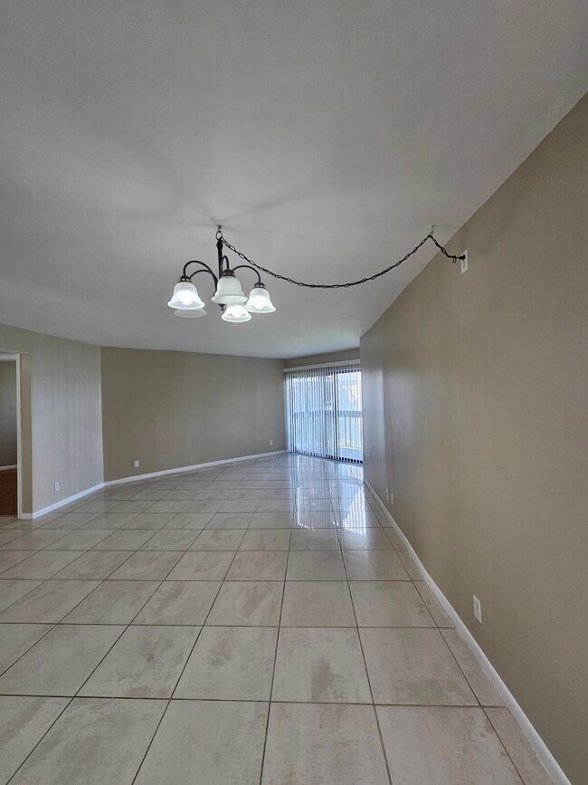 1880 N Congress Ave in West Palm Beach, FL - Foto de edificio - Building Photo