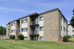 ReNew Meadow Lake in New Hope, MN - Building Photo