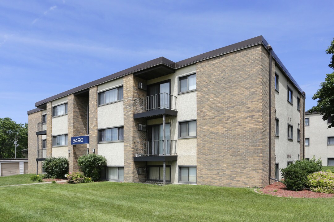 ReNew Meadow Lake in New Hope, MN - Foto de edificio