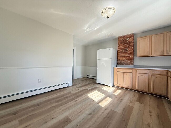 208 Main St in Somersworth, NH - Foto de edificio - Building Photo