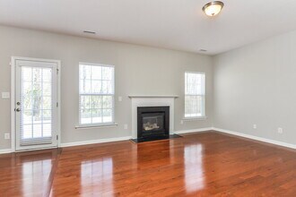 1547 Cairo Way in Fuquay Varina, NC - Foto de edificio - Building Photo