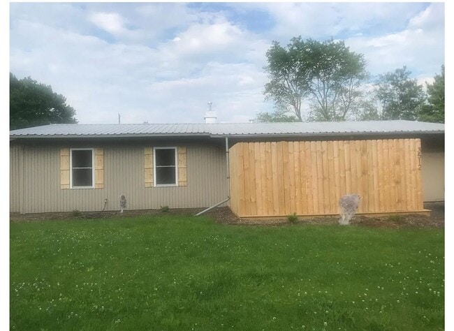 property at 3512 N Kingsley Dr