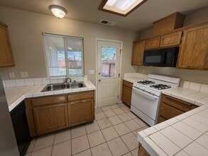 3058 Helena Way in Chico, CA - Building Photo - Building Photo