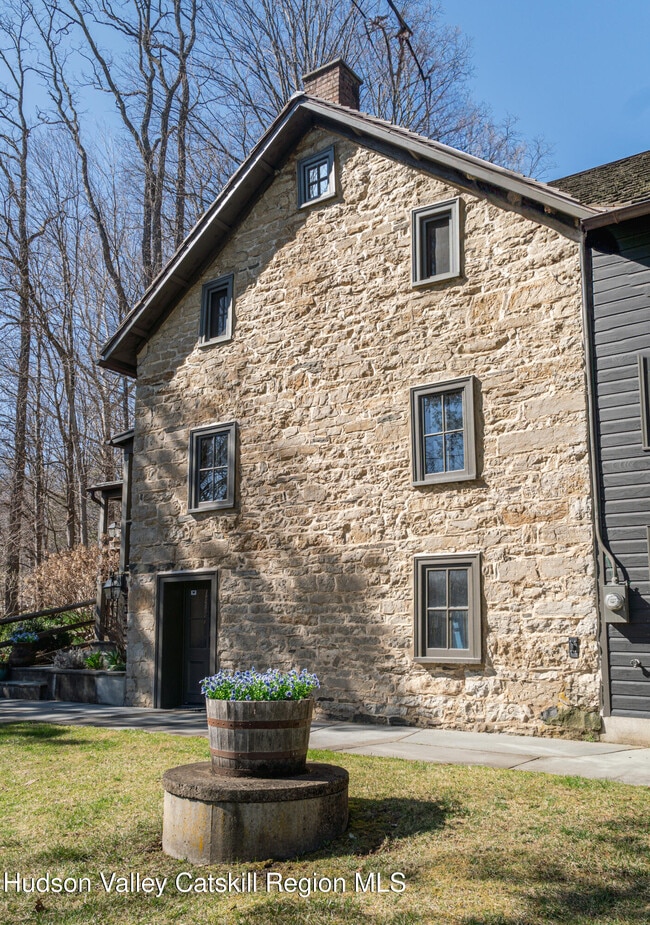 7 Upper Whitfield Rd in Accord, NY - Building Photo - Building Photo