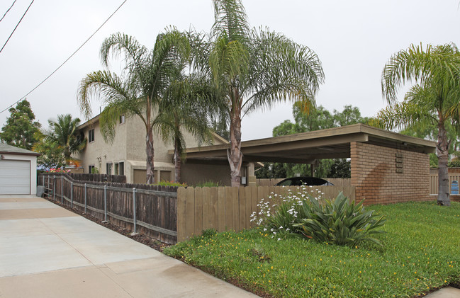 Wellington Townhomes in San Diego, CA - Building Photo - Building Photo