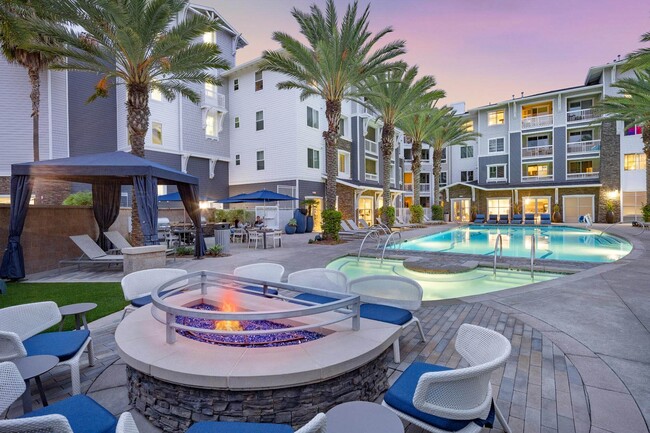 Beach & Ocean in Huntington Beach, CA - Foto de edificio - Building Photo