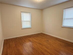 1060 Loekes Dr in Florissant, MO - Building Photo - Building Photo