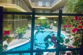 909 Palm Ave in West Hollywood, CA - Building Photo - Building Photo