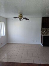 18555 Collins St, Unit C33 in Tarzana, CA - Foto de edificio - Building Photo