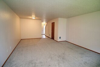 470-470 W Gloucester St in Gladstone, OR - Building Photo - Building Photo