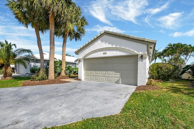 215 NW 40th Ave in Delray Beach, FL - Foto de edificio - Building Photo