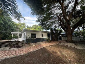6810 SW 70th Ave in Miami, FL - Building Photo - Building Photo