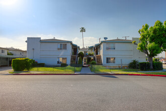 10203 Ruoff Ave in Whittier, CA - Foto de edificio - Building Photo