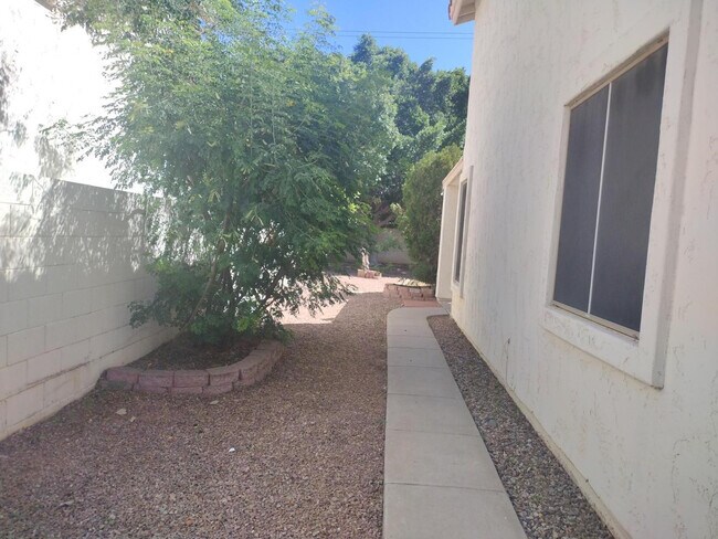 5825 W Wethersfield Dr in Glendale, AZ - Building Photo - Building Photo