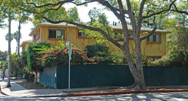 7930 Willoughby Ave in Los Angeles, CA - Foto de edificio - Building Photo