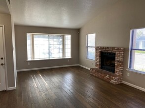 705 Ivanhoe Ln in Turlock, CA - Foto de edificio - Building Photo