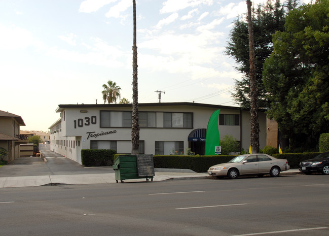 Tropicana Apartments in Arcadia, CA - Foto de edificio - Building Photo