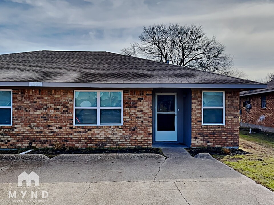 1305 Cardinal Dr in Ennis, TX - Building Photo