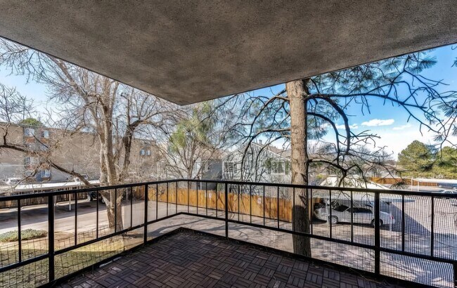 2325 S Linden Ct in Denver, CO - Building Photo - Building Photo