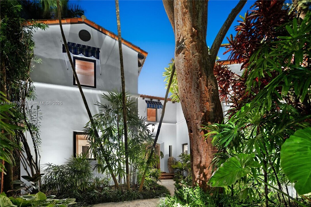 56 S Hibiscus Dr in Miami Beach, FL - Building Photo