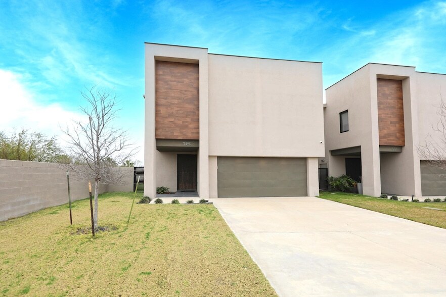 7219 Rocio Dr, Unit 16 in Laredo, TX - Building Photo