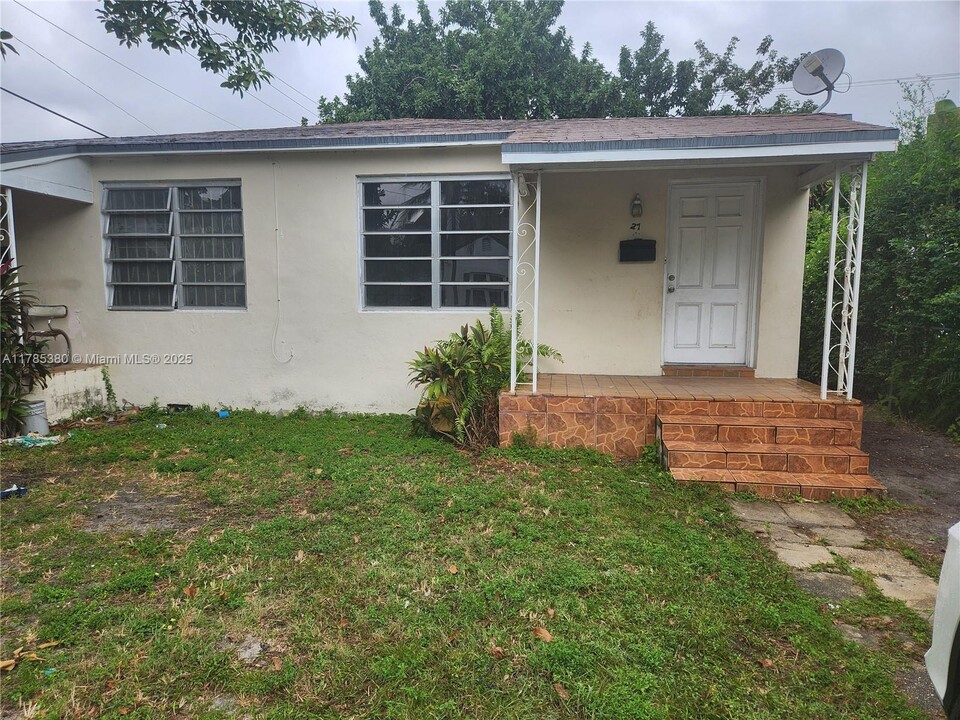 27 NE 43rd St in Miami, FL - Foto de edificio
