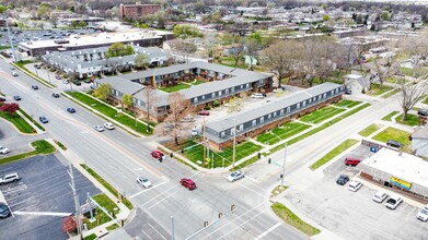 87th Street Apartments in Overland Park, KS - Foto de edificio - Building Photo