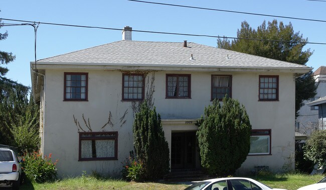 1009 Macarthur Blvd in Oakland, CA - Foto de edificio - Building Photo