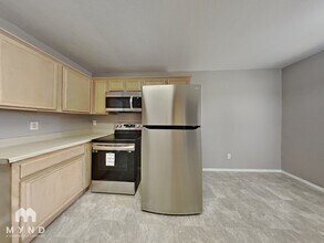 327 W Little Creek Rd in Cedar Hill, TX - Foto de edificio - Building Photo