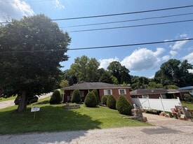 1901 Pinewood Dr in Sissonville, WV - Building Photo