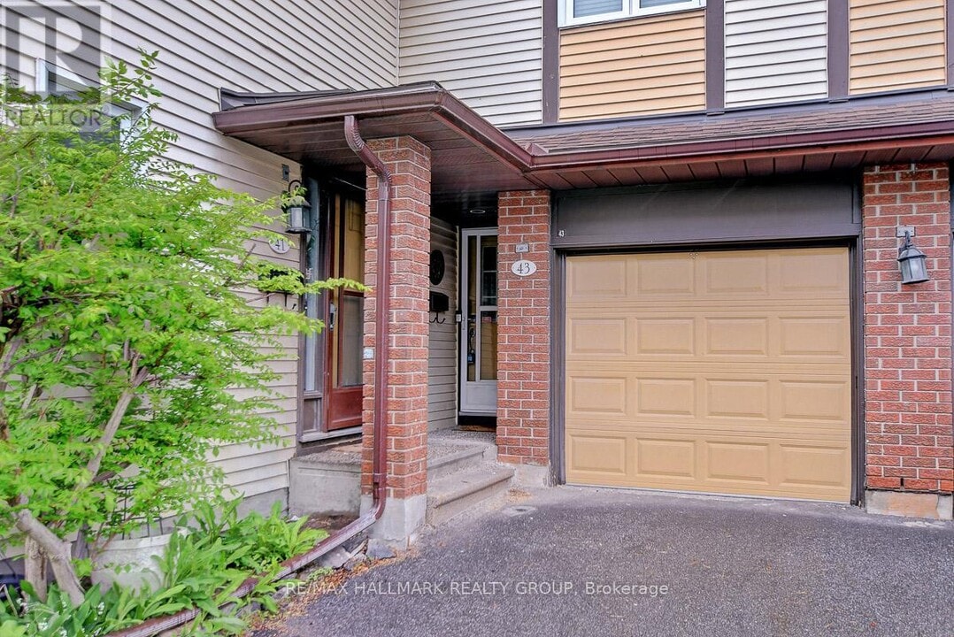 43-43 Haxby Private in Ottawa, ON - Building Photo