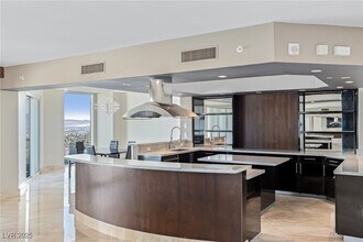 2777 Paradise Rd in Las Vegas, NV - Building Photo - Building Photo