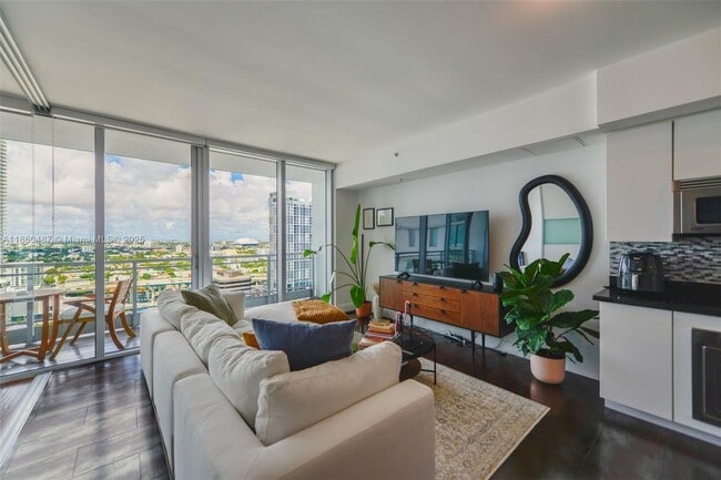 92 SW 3rd St in Miami, FL - Building Photo - Building Photo