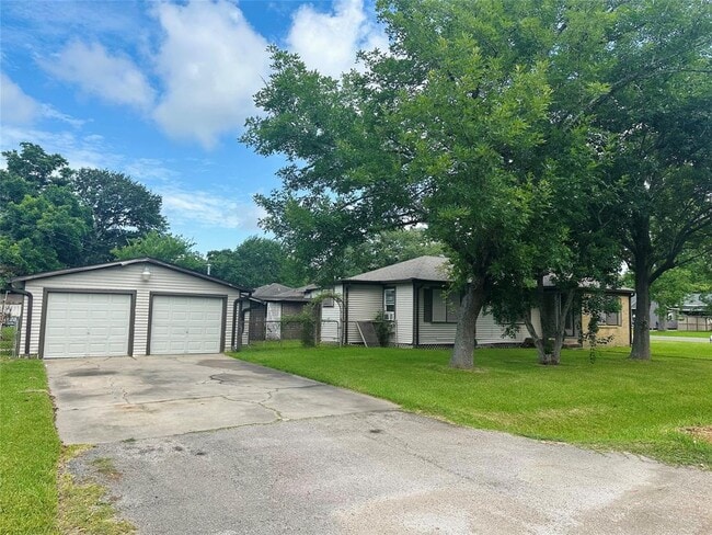 property at 2303 Oaklawn Dr