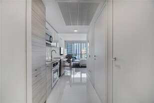 1300 Brickell Bay Dr, Unit 1912 in Miami, FL - Building Photo
