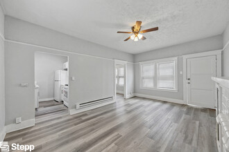 1049 E 5th St in Long Beach, CA - Building Photo - Interior Photo