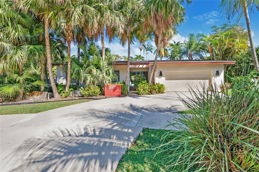 9451 E Calusa Club Dr in Miami, FL - Building Photo