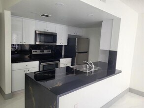 3208 Coral Lake Ln in Coral Springs, FL - Building Photo - Building Photo